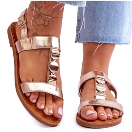 Platta sandaler för kvinnor med ett dekorativt bälte Golden Berry gyllene