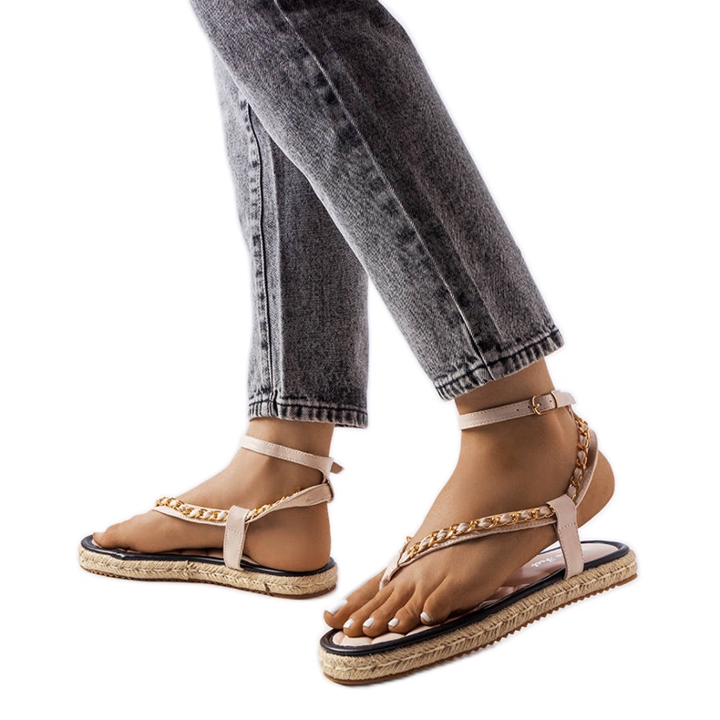 Beige sandaler dekorerade med en kedja från Varieur