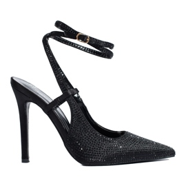Svarta pumps på hög klack med kristaller från Shelovet