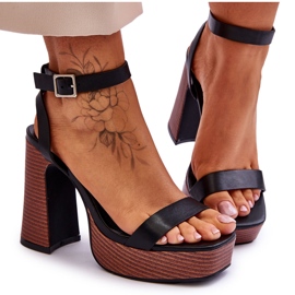 Lädersandaler på en tjock svart marinaplattform