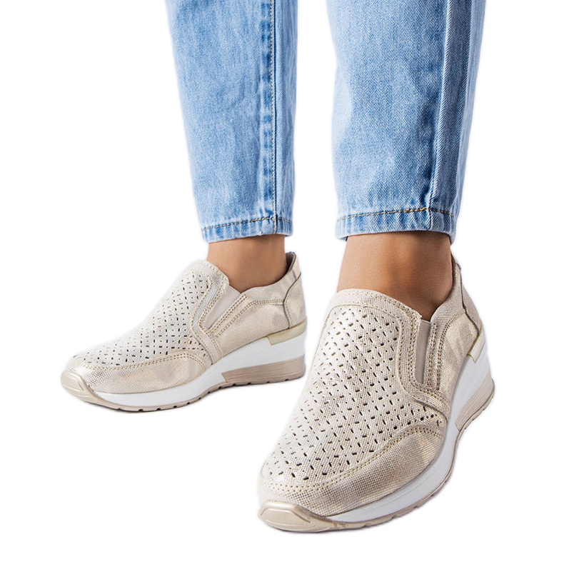 Gyllene openwork wedge sneakers från Vernon