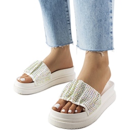 Vita sandaler på plattformen med cubic zirconias från Franet