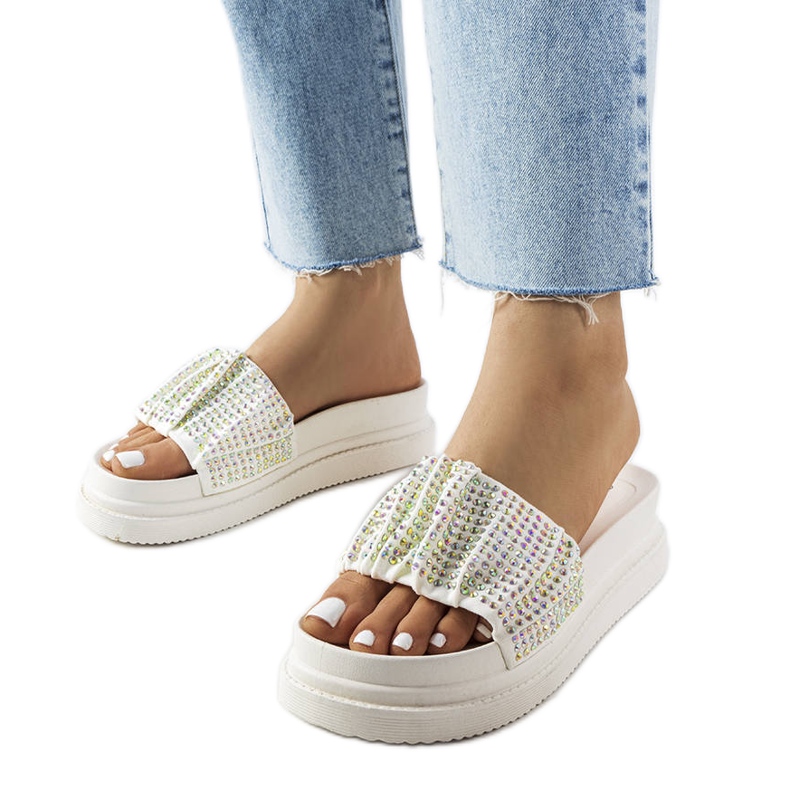 Vita sandaler på plattformen med cubic zirconias från Franet