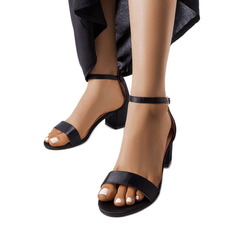 Svarta sandaler på låg klack från Bingamon