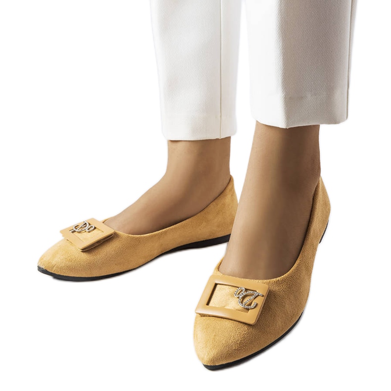 Beige ballerinor dekorerade med strass från Fleming