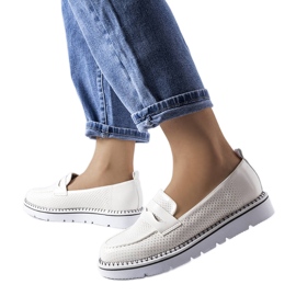 Vita perforerade skor från Bloomsburg