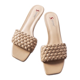 Beige sandaler med låg klack från Burbank