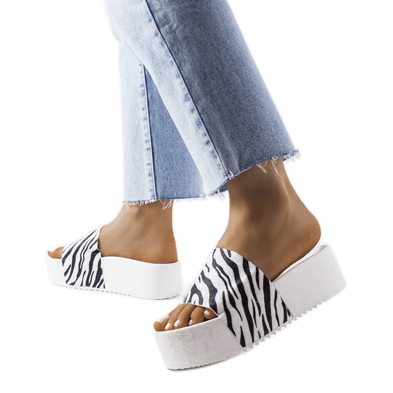 AE35 Zebra Slides vit