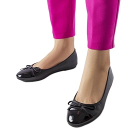 Svarta ballerinor med patenttå från Despins