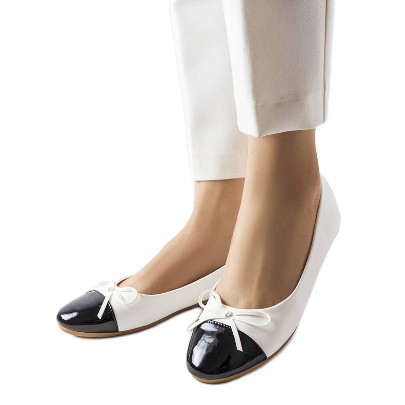 Vita ballerinor med patenttå från Despins