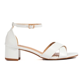 Vita eleganta lågklackade sandaler från Shelovet