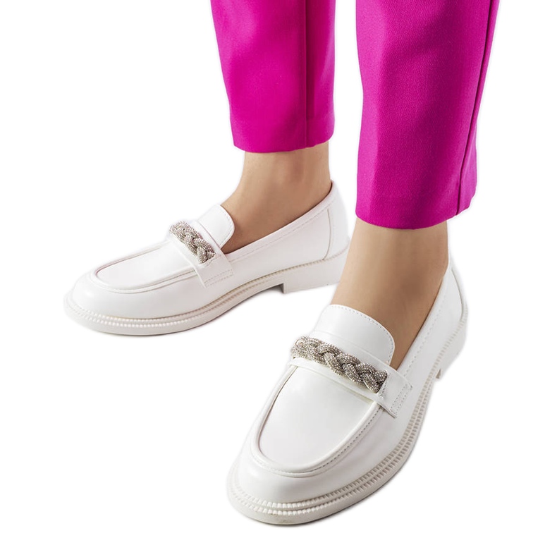 Vita loafers dekorerade med Montreal-rhinestones