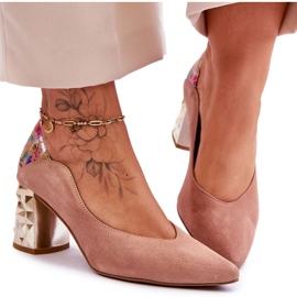 Pumps i mocka med dekorativ klack Maciejka 05042-15 Rosa