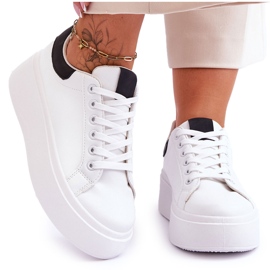 Sportskor På En Massiv Plattform Vit Och Svart Boneti