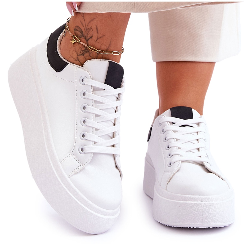 Sportskor På En Massiv Plattform Vit Och Svart Boneti