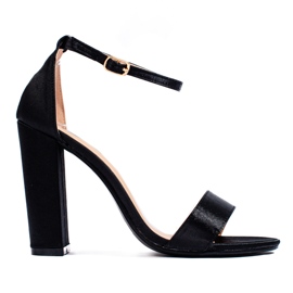 Shelovet svarta högklackade sandaler