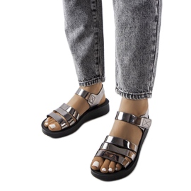 Grålackade kilsandaler från Covillon