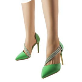 Gröna klackar dekorerade med Abbotsford-rhinestones