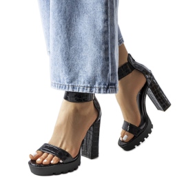 Svarta sandaler med ormtryck från Knoxville