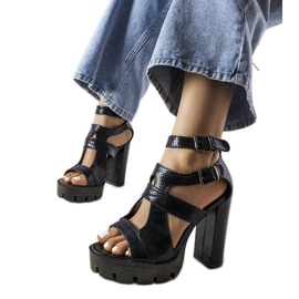 Svarta massiva blocksandaler från Enenor