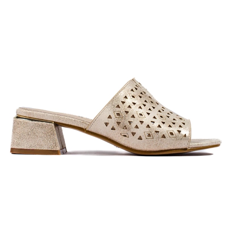 OpenWork Golden Flip Flops på ett lågt metalliskt inlägg gyllene