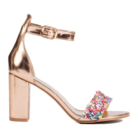 Sandaler i guld från Shelovet gyllene