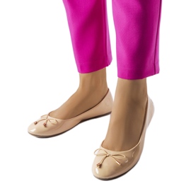 Lakewood beigelackade ballerinor