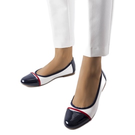 Vita och marinblå ballerinor från Salmons