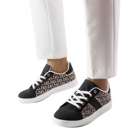 Svarta sneakers dekorerade med Bolduc-monogrammet