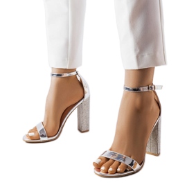 Silversandaler på en dekorativ Rette-stolpe silver-