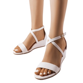 Spolande vita kilasandaler