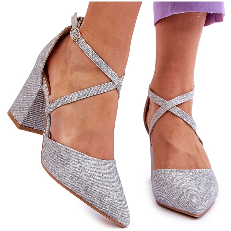 Fashionabla glänsande pumpar på en silvergalaxklack silver-