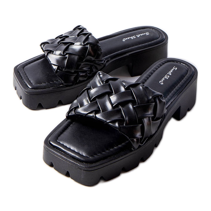 Svarta tofflor med traktorsulor från Lora