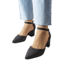 Svarta lågklackade pumps från Sttele