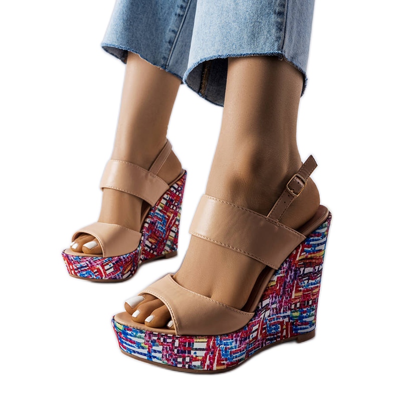 Beige utsmyckade kilsandaler från Westtide