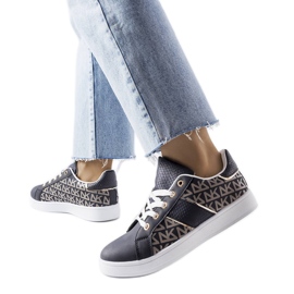 Inna Marinblå sneakers dekorerade med Bolduc-monogrammet