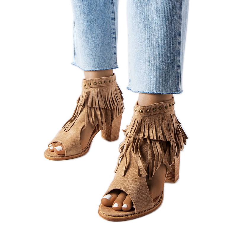 Genombrutna stövlar på M263-stolpen beige