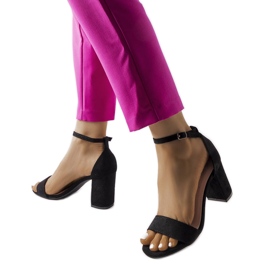 Svarta lågklackade sandaler från Lourna