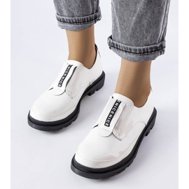 Legget vita lackskor