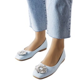 Blå ballerinor med Miren-brosch