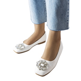 Vita ballerinor med Miren-brosch