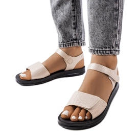 Beige sandaler med dekorativ ovandel från Phillip