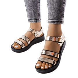 Brices guldlackade sandaler gyllene