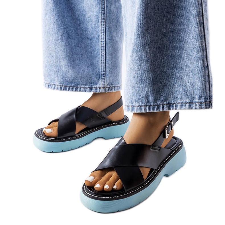 Svarta sandaler på blå plattform från Rozana