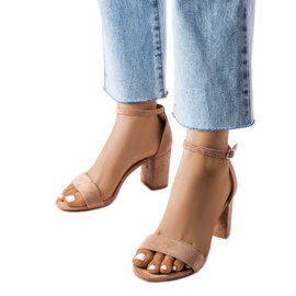 Beiga sandaler med låg klack från Lourna beige