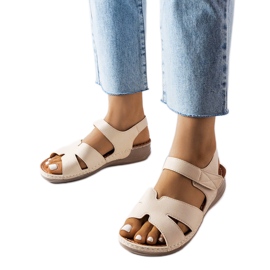 Beige sandaler med låg kil från Nelly