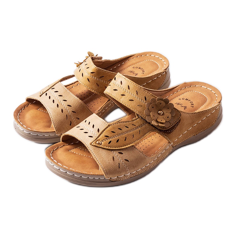 Beiga sandaler med låg kil från Jolanta beige