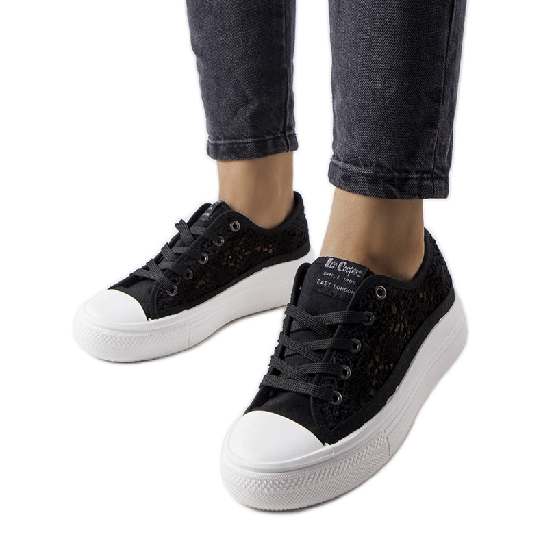 Svarta genombrutna sneakers Lee Cooper LCW-23-44-1618L