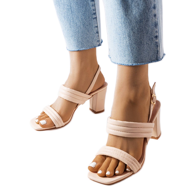 Beige sandaler på Moli-stolpen