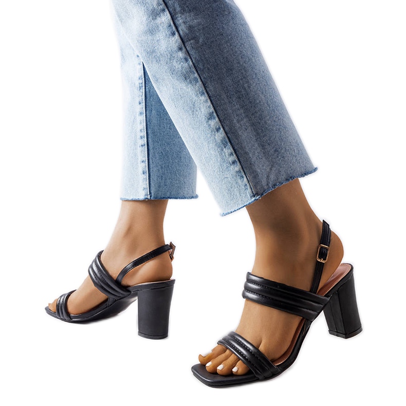 Svarta sandaler på Moli-stolpen